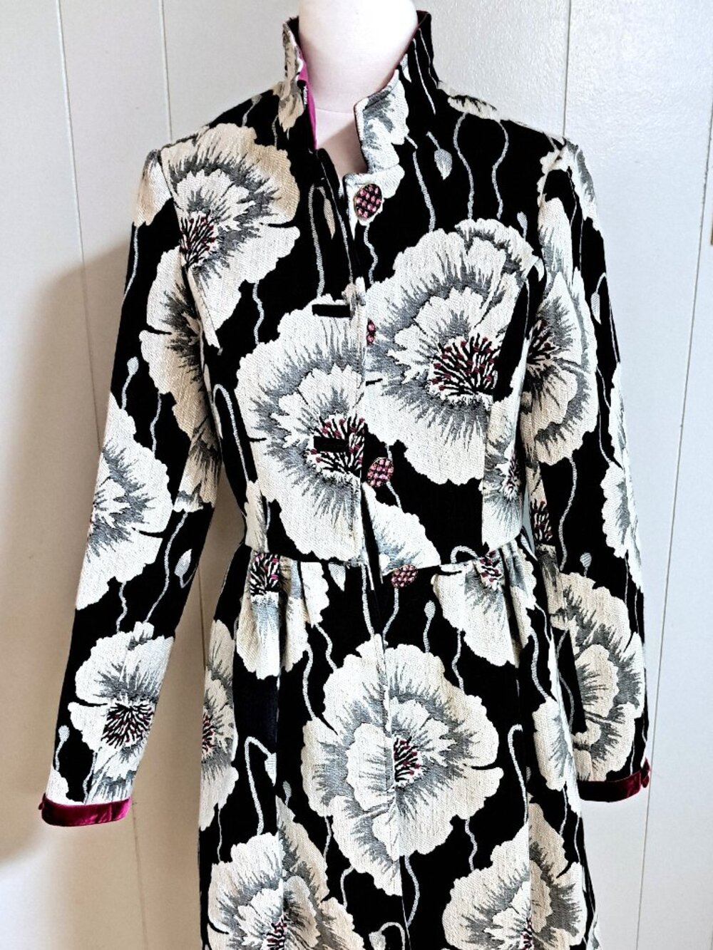 3 SISTERS VINTAGE LADIES BROCADE COAT BLACK W WHITE FLOWERS RHINESTONE BUTTONS